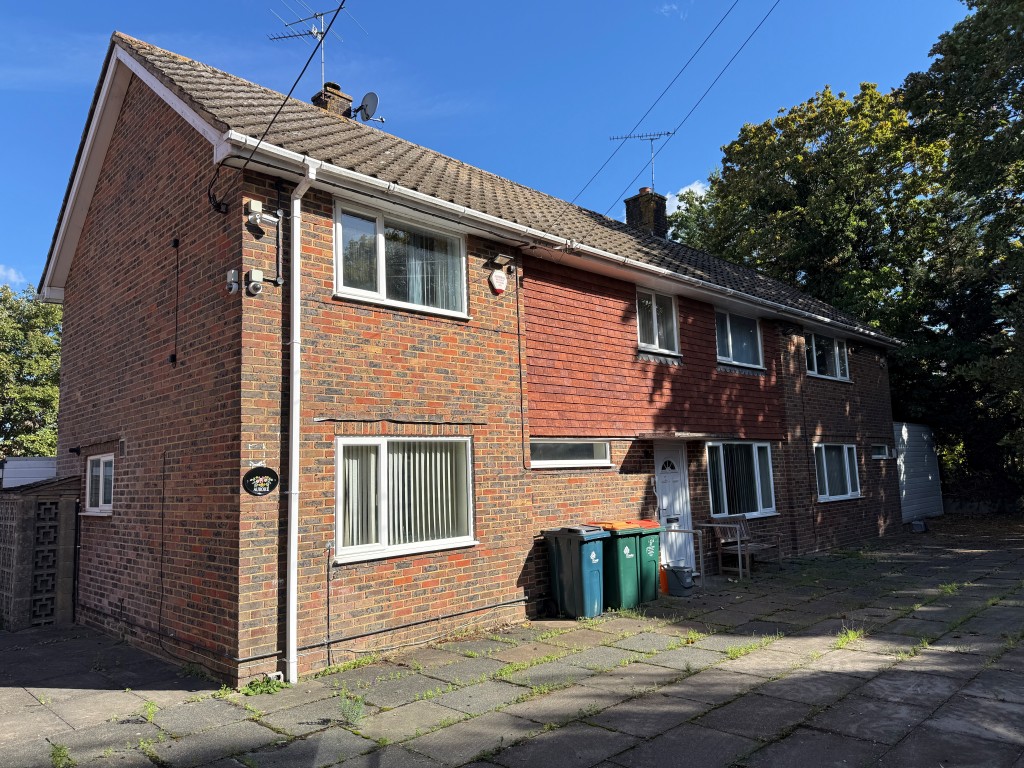 Lot: 137 - SUBSTANTIAL SIX-BEDROOM DETACHED PROPERTY WITH POTENTIAL FOR SUB-DIVISION - Front elevation of house from driveway